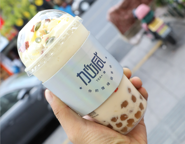 多宝电竞茶饮：选择奶茶加盟品牌可以考虑从三个方面入手